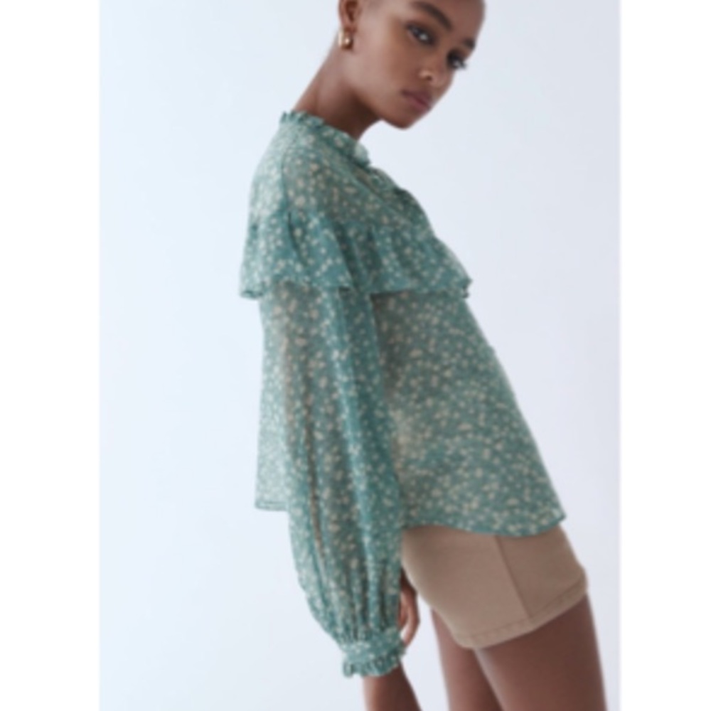 Zara’s ruffled printed blouse - Picture 6 of 6